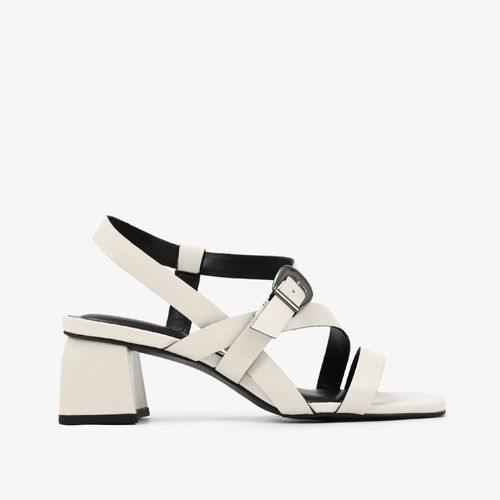 Sandália Off White Salto Bloco Médio Couro
