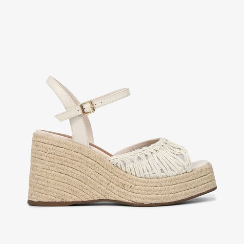 Sandália Off White Tramada Salto Anabela Médio Couro