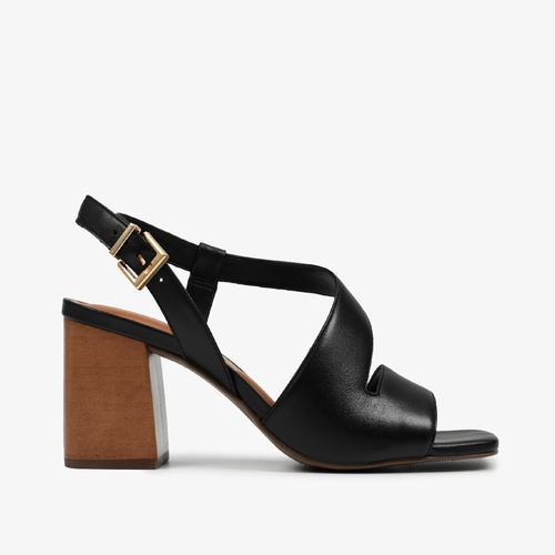 Sandália Preto Recortes Salto Bloco Médio Couro