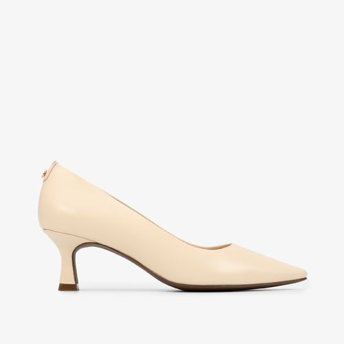 Scarpin Off White Salto Médio Couro