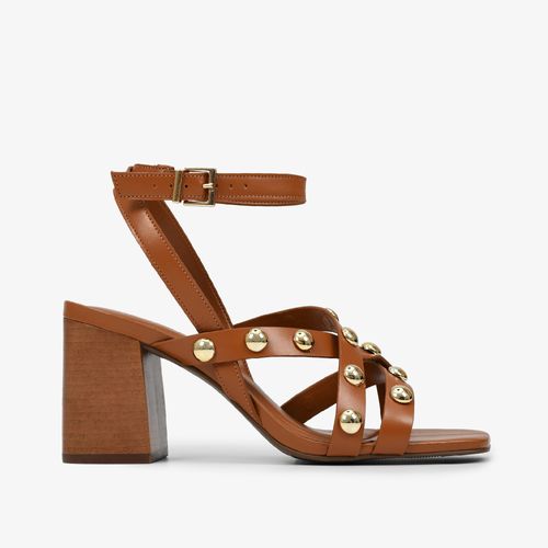 Sandália Caramelo Tachas Salto Bloco Médio Couro